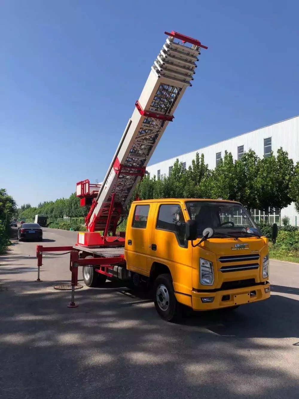 兰溪附近的云梯车出租服务：轻松解决高空作业需求